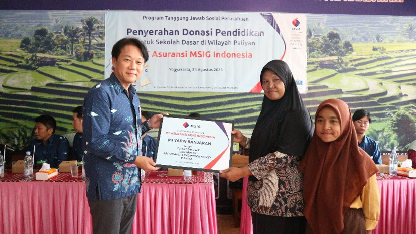   Handover of an Education Donation to Paliyan Elementary School by Mr. Takashi Ogita, Finance Director of MSIG Indonesia