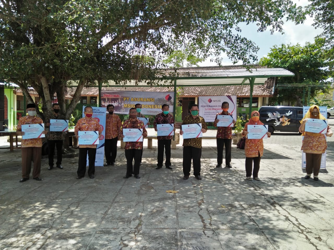 Penyerahan bantuan dari MSIG Indonesia kepada perwakilan 12 sekolah dasar di Gunung Kidul, Yogyakarta