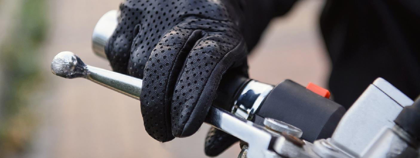 Know the Difference in Safe Motorcycle Braking Methods on Dry and Wet Roads