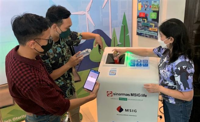 Lukman Auliadi dan Susana Alamsyah mendemonstrasikan penggunaan Smart Drop Box dipandu oleh Smash.id