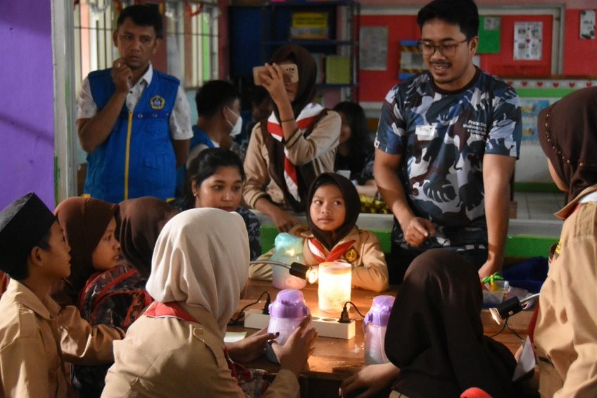 Volunteer explains the Greenhouse Gas Effect experiment