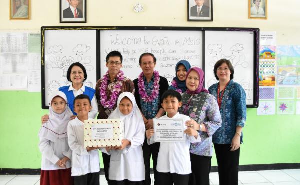 msig_indonesia_delivered_donation_to_support_children_education_0